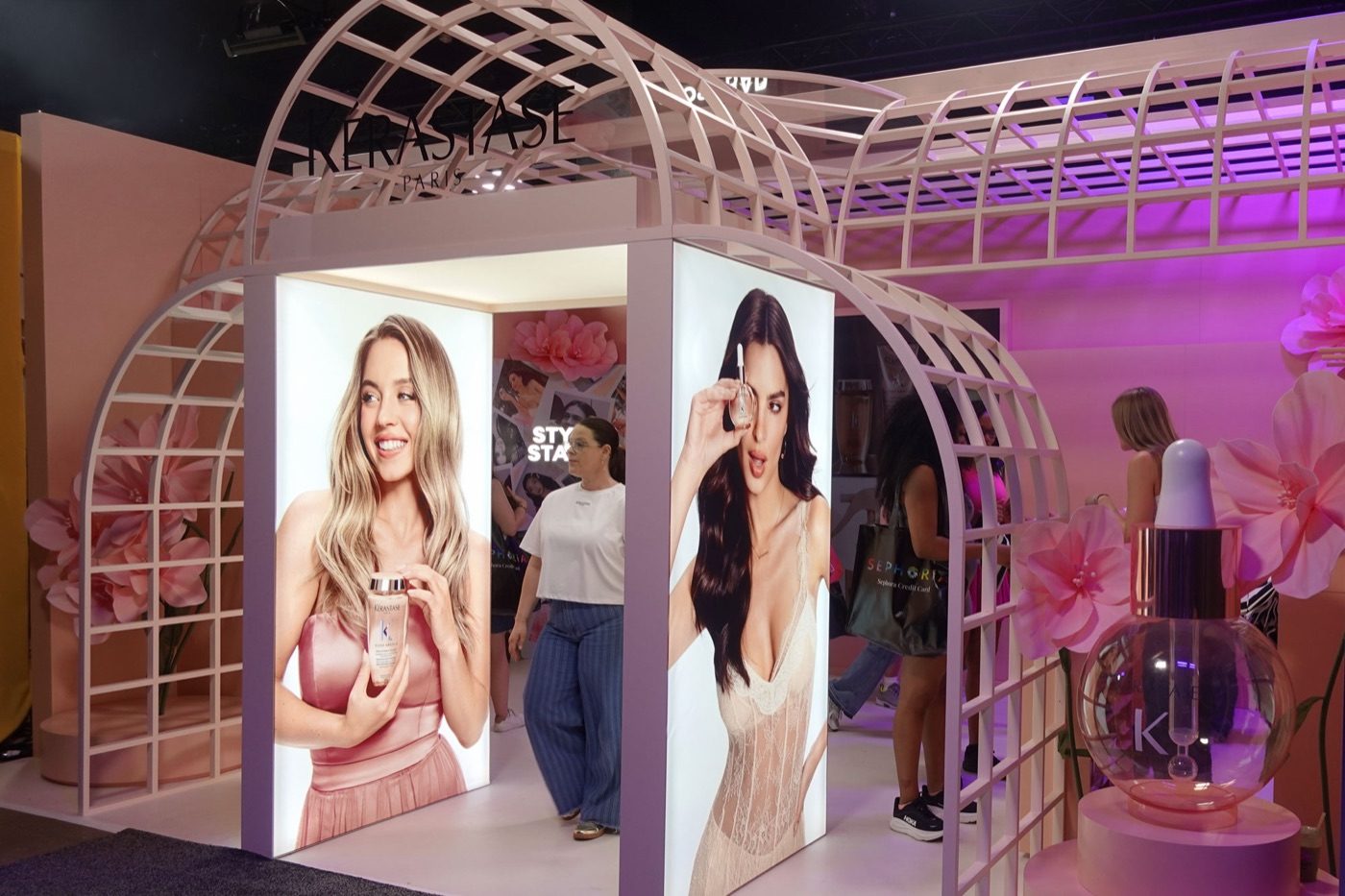 Custom exhibitor booth branding and fabrication
