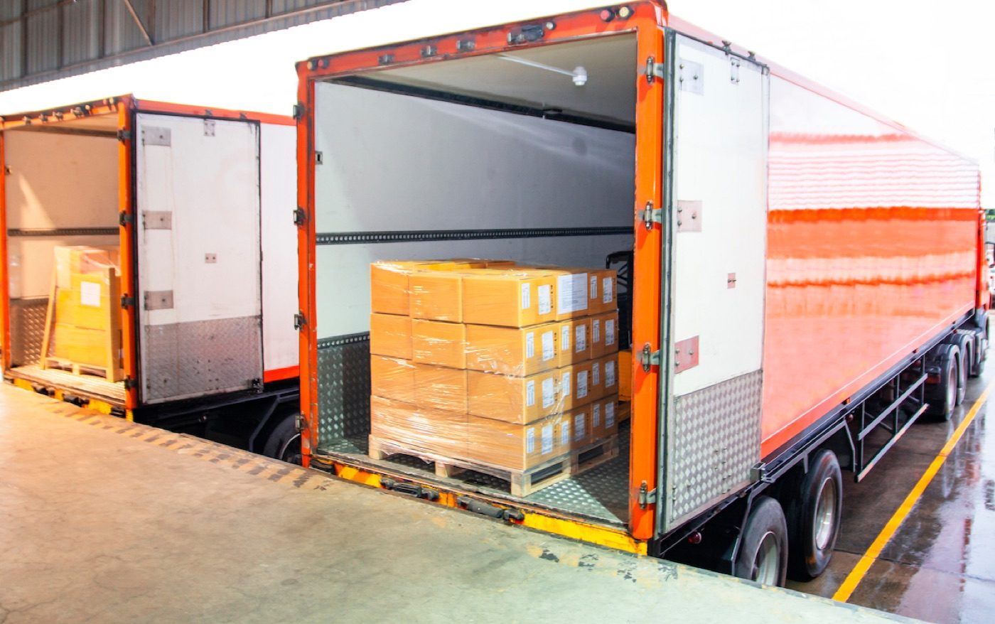 Freight handling and move-in logistics on the loading dock
